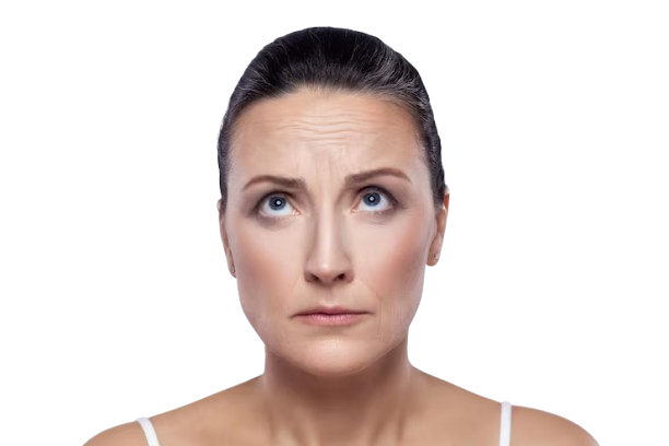 mulher bem cuidada verificando rugas na testa olhando para os cuidados com a pele de rejuvenesciment removebg preview
